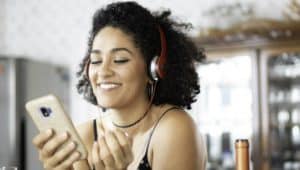 mulher ouvindo podcasts para estudar inglês
