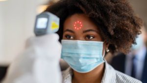 mulher com máscara durante a pandemia