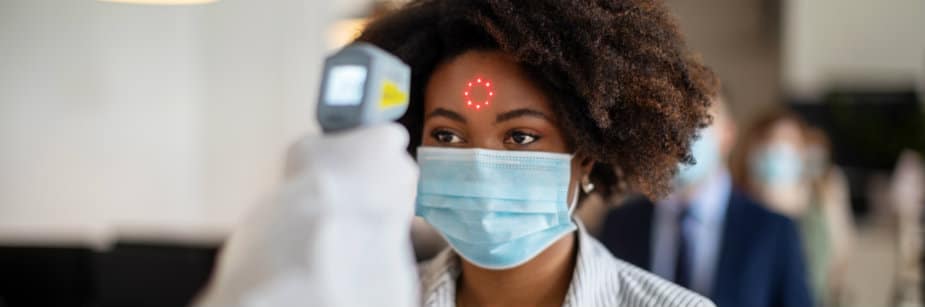 mulher com máscara durante a pandemia