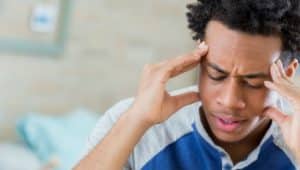 homem confuso pois não sabe que faculdade fazer