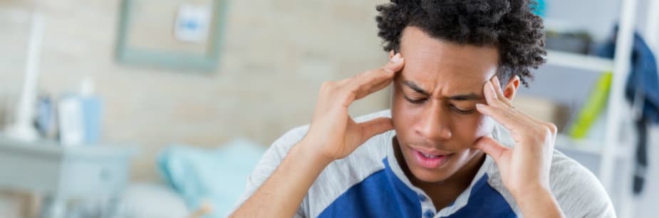 homem confuso pois não sabe que faculdade fazer