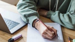 estudante estudando raiz quadrada enem