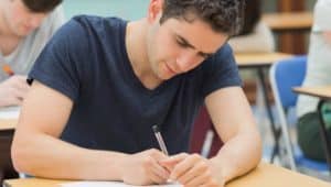 estudante fazendo enem