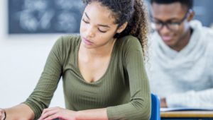 estudante fazendo enem