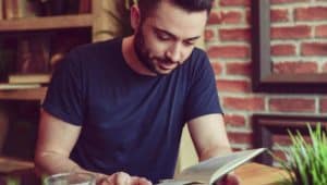 homem estudando revolta da vacina