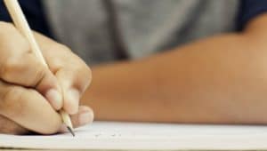 estudante fazendo redação