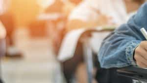 estudante fazendo redação