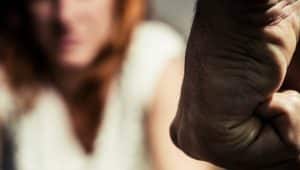 punho cerrado representando misoginia