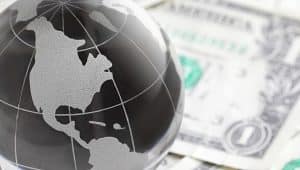 mapa mundi e dinheiro representando neoliberalismo