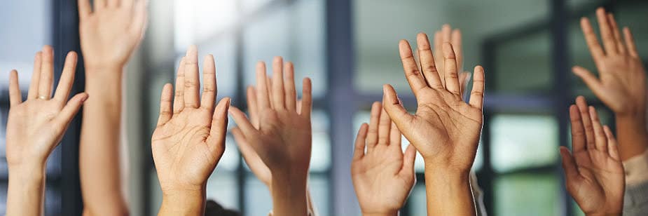 mãos levantadas representando a democracia