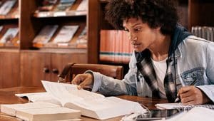 estudante enem na biblioteca