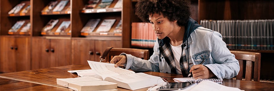 estudante enem na biblioteca