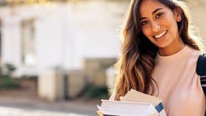 estudante de segunda graduação feliz com desconto