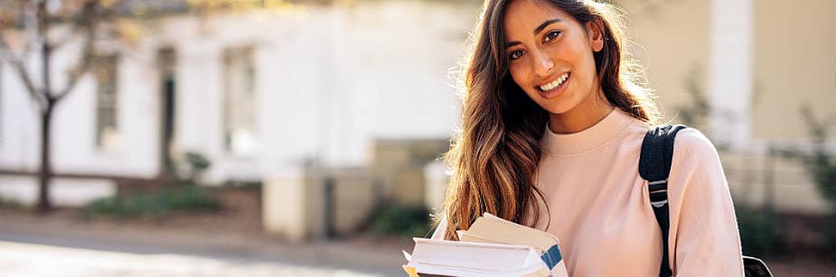 estudante de segunda graduação feliz com desconto