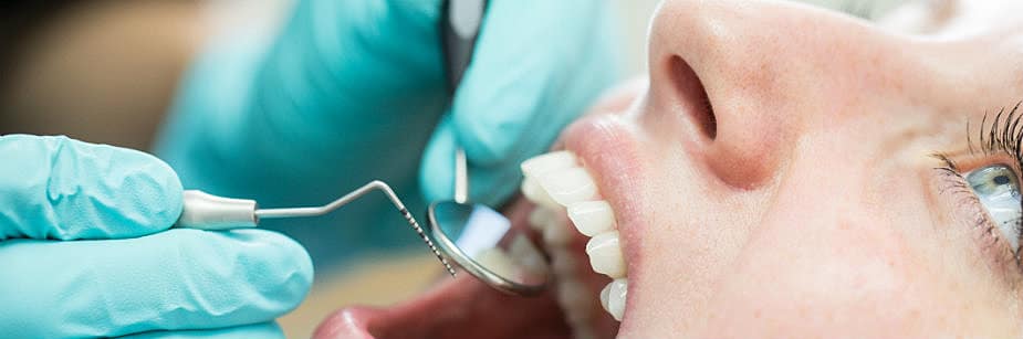 mulher no dentista profilaxia