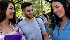 estudantes conversando