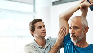 profissional de fisioterapia e paciente