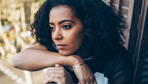 mulher pensativa sobre saúde mental no brasil