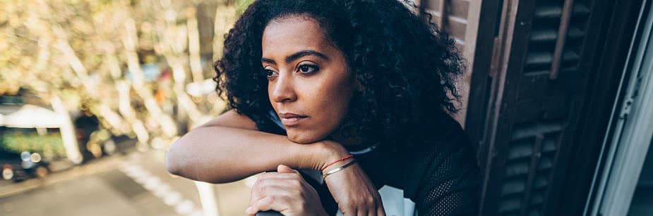 mulher pensativa sobre saúde mental no brasil