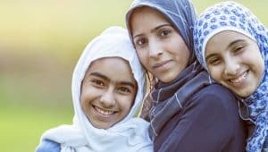muçulmanas representando migrantes e imigrantes