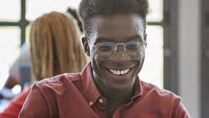 estudante feliz com desconto na faculdade