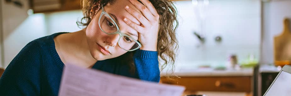 estudante conferindo documentação prouni