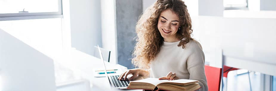 estudante conferindo regência verbal