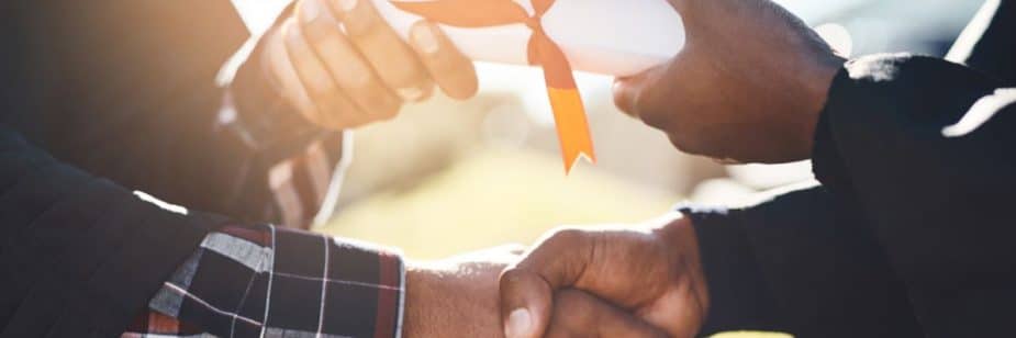 troca de diplomas representando segunda graduação