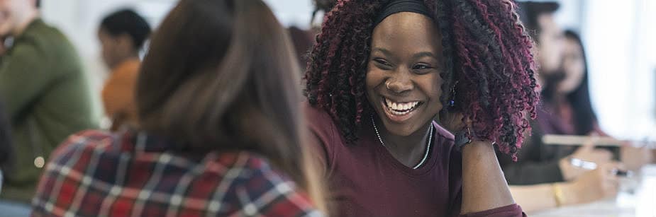 estudantes universitárias rindo