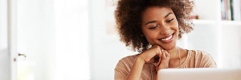 estudante vendo descontos para o prouni