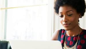 estudante conferindo edital do prouni