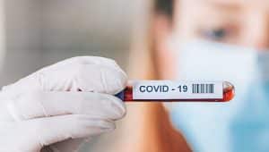 enfermeira com frasco de coronavírus covid-19