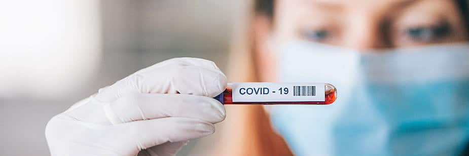 enfermeira com frasco de coronavírus covid-19