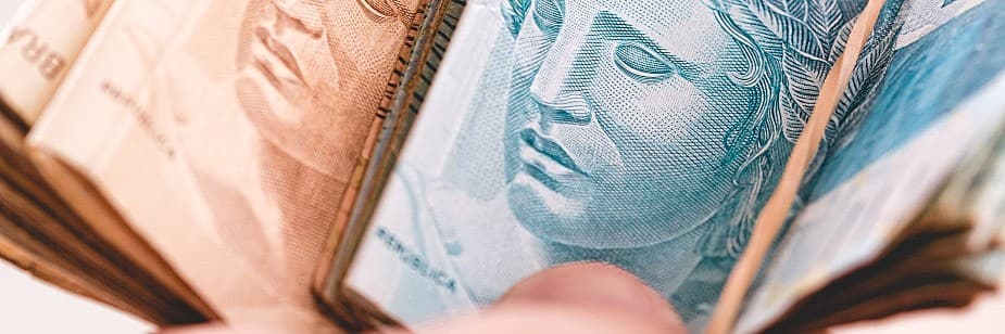 dinheiro representando desconto na faculdade