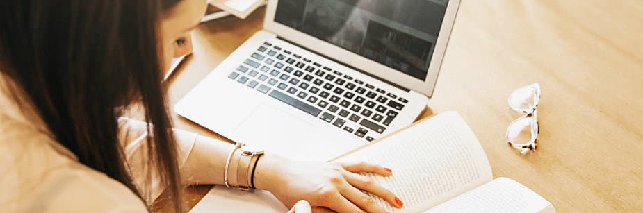 mulher estudando tratado de tordesilhas