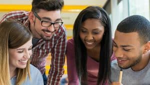 estudantes vendo bolsa de estudos