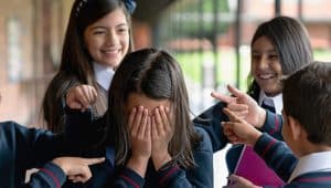 crianças praticando bullying na escola