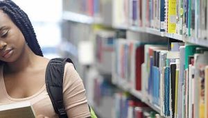 estudante na biblioteca