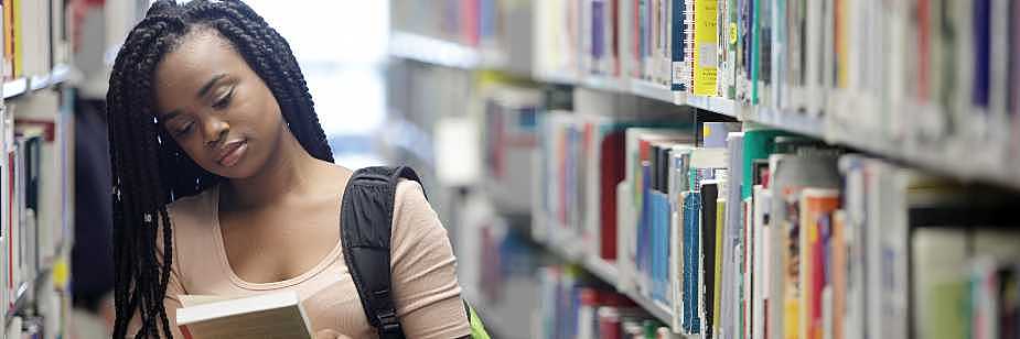 estudante na biblioteca