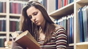 estudante em biblioteca