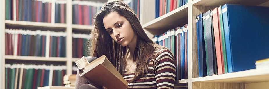 estudante em biblioteca