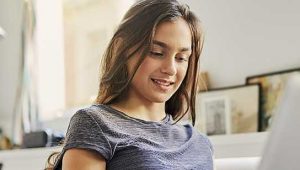 estudante lendo sobre revolução russa