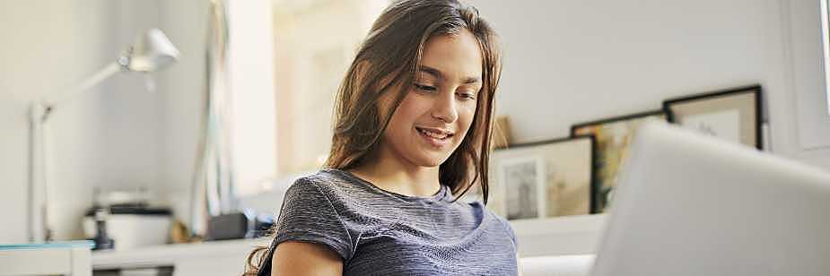 estudante lendo sobre revolução russa