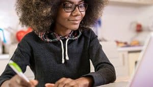 estudante fazendo inscrição para o encceja