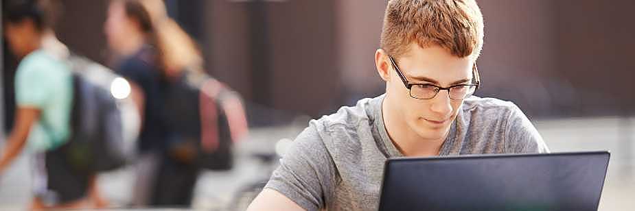 estudante vendo opções de bolsas de estudos
