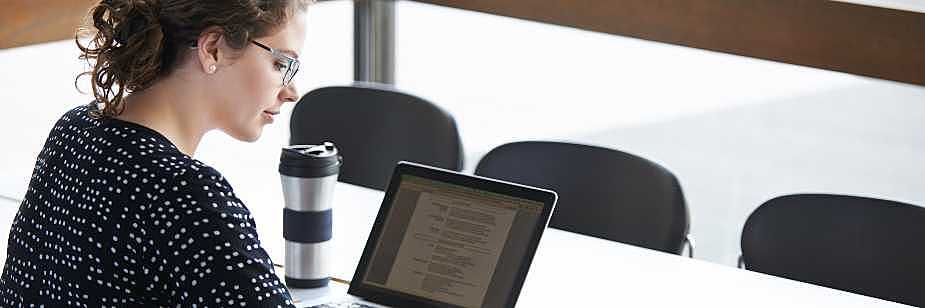 estudante lendo no computador