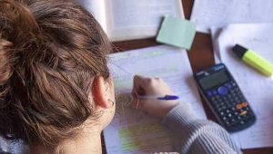 estudante escrevendo