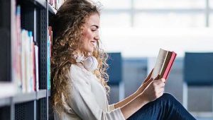 estudante lendo sobre galileu galilei