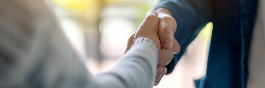 mãos se apertando representando negociação