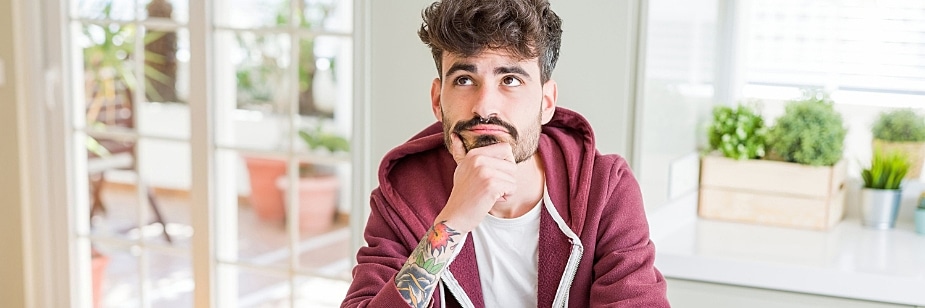 estudante pensando nas inscrições do Sisu 2021